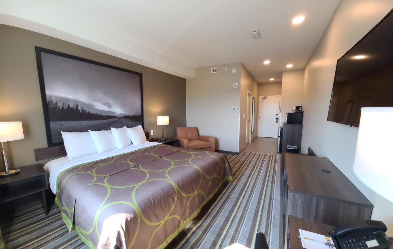 Super 8 By Wyndham Thompson Hotel Екстериор снимка