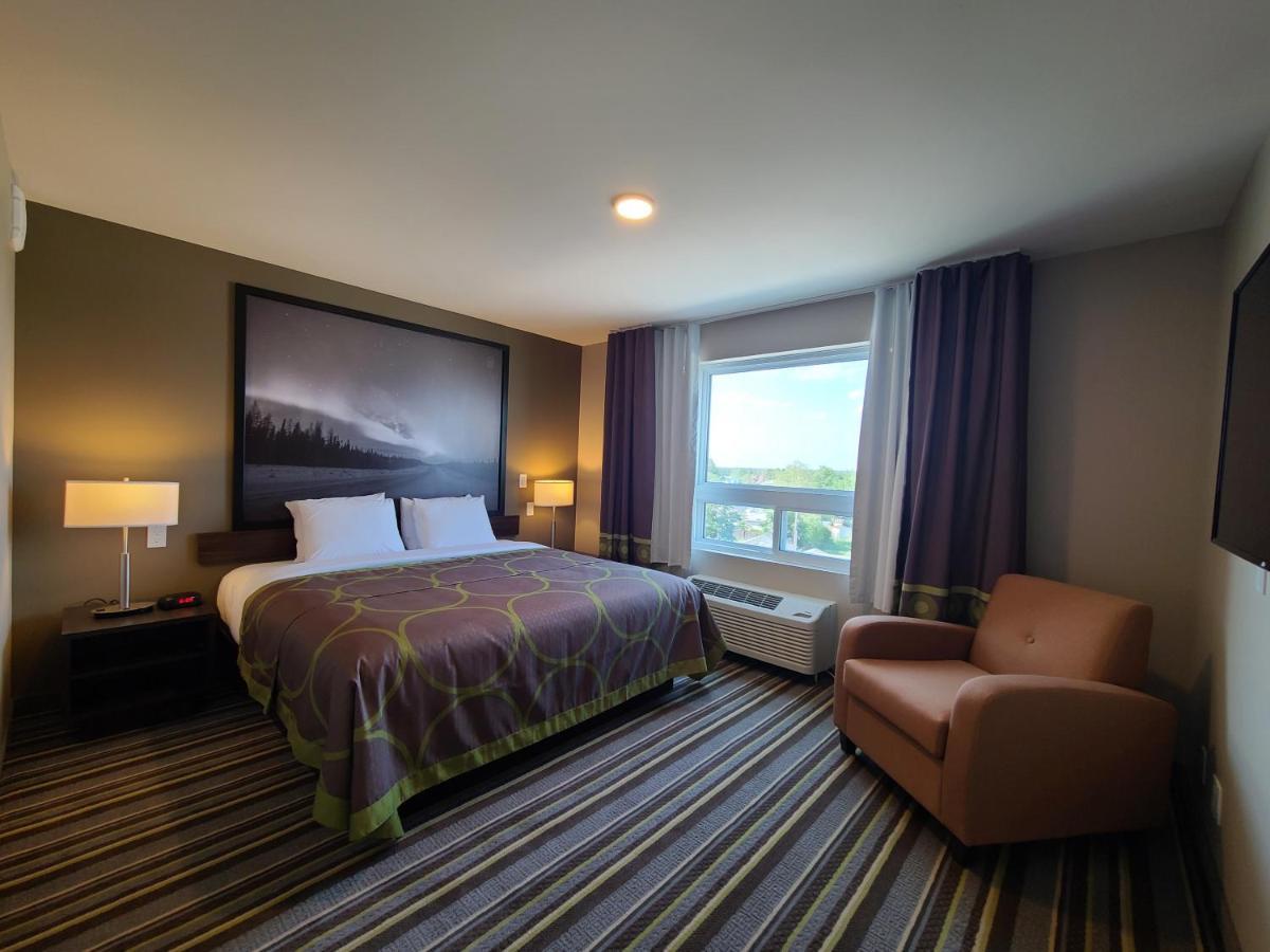 Super 8 By Wyndham Thompson Hotel Екстериор снимка