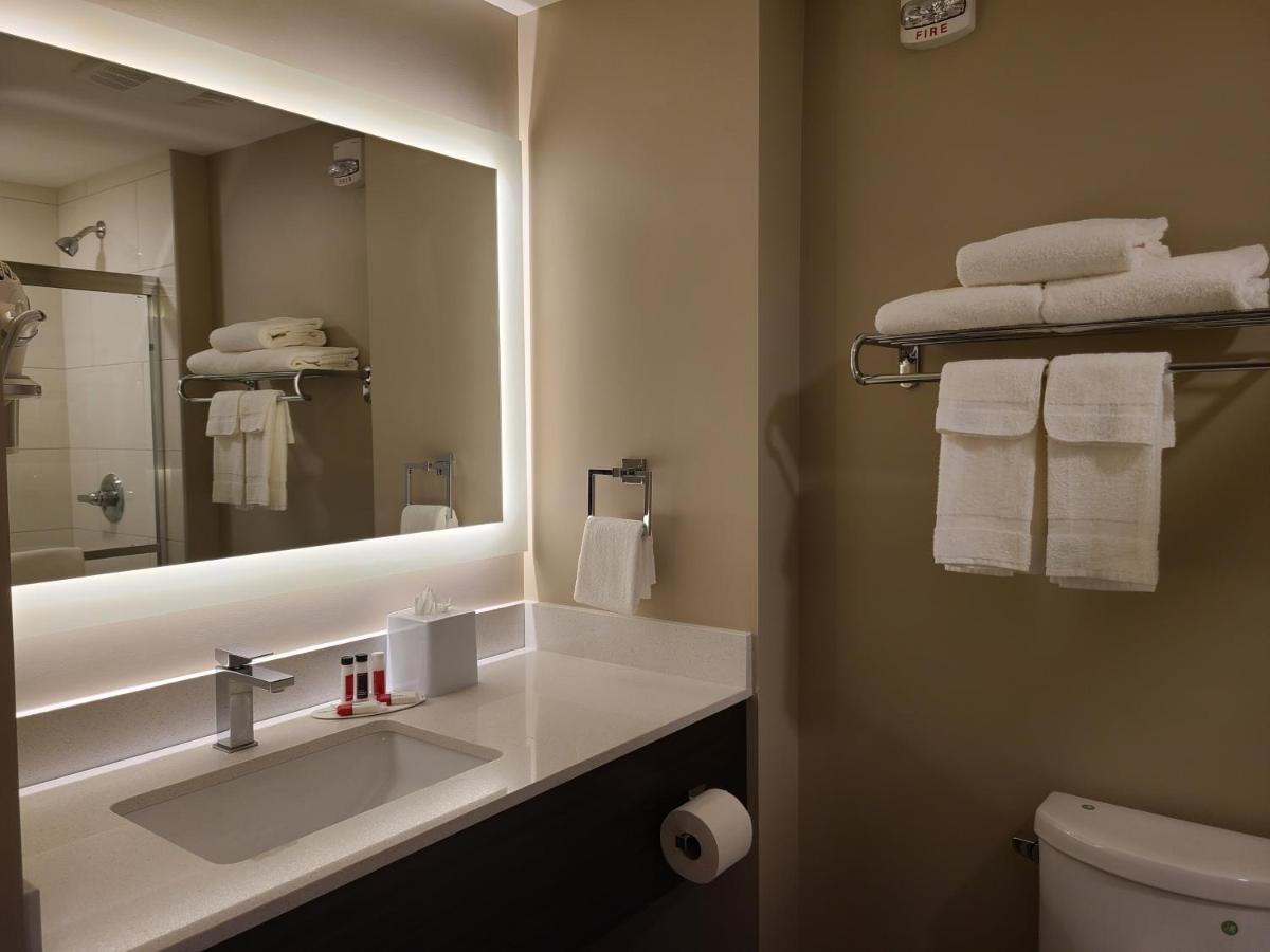 Super 8 By Wyndham Thompson Hotel Екстериор снимка