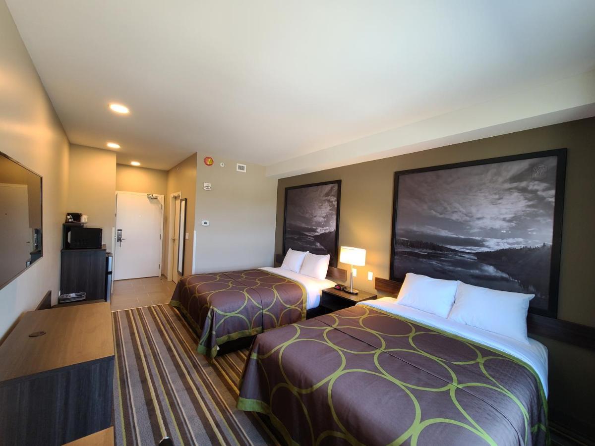 Super 8 By Wyndham Thompson Hotel Екстериор снимка