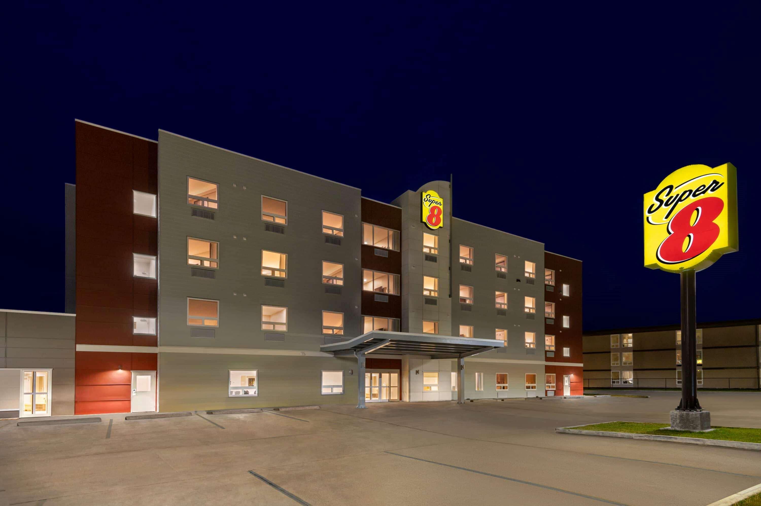 Super 8 By Wyndham Thompson Hotel Екстериор снимка